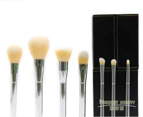 使用唇刷涂口紅，有哪些注意點(diǎn)？